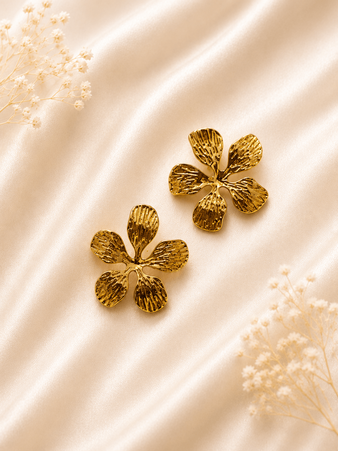 Gold Textured Flower Stud Earrings - violinas